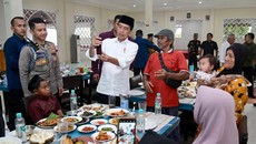 Jokowi 'Jumat Berbagi', Traktir Makan Siang Warga di Riau