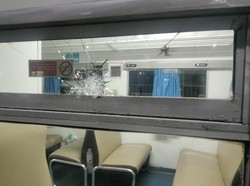 2 Penumpang Luka Usai Kaca KA Pasundan Dilempar Oknum Suporter di Surabaya