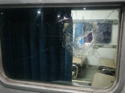 Kaca KA Pasundan Pecah gegara Aksi Vandalisme Oknum Suporter di Surabaya