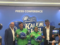 Pengendara Motor Merapat, Cara Atasi Ketombe Basah & Gatal Saat Panas dan Macet