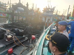 Diduga Korsleting, Kapal Nelayan Lamongan Terbakar saat Sandar di Dermaga