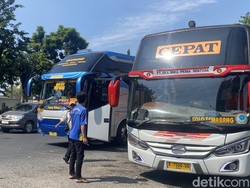 Bus-bus Mbeling Biang Keladi Macet Bungurasih