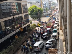 Pedagang Ketiban Cuan Imbas Macet Gegara Proyek Galian