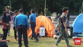Tenda Mahasiswa UGM Protes Uang Pangkal Dibongkar Petugas Kampus