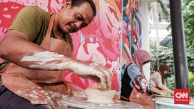 FOTO: Asyik Bikin Tembikar di Pojokan TIM