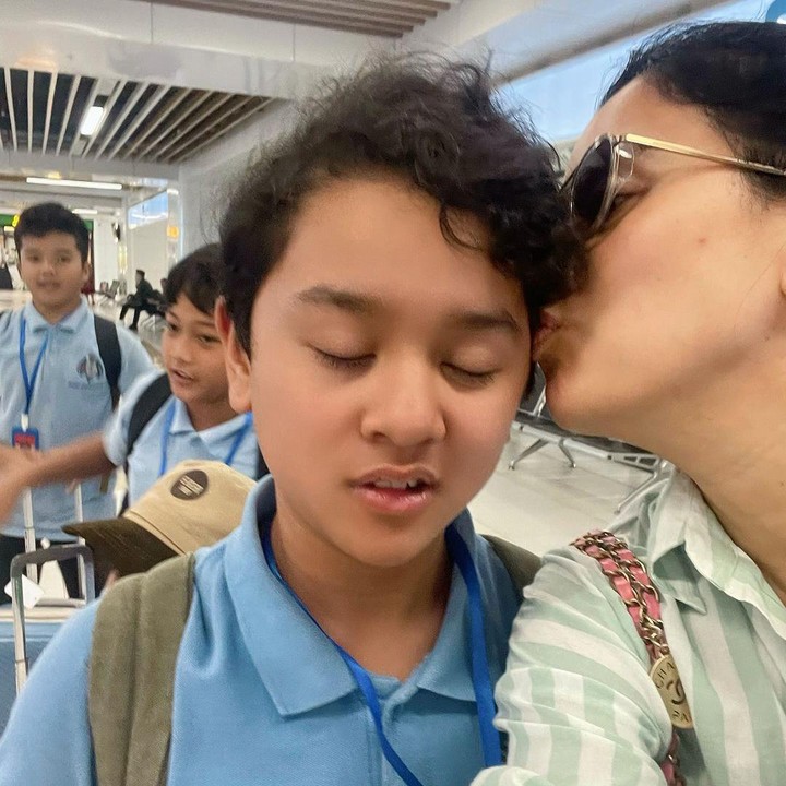 <p>Belum lama ini, Marcella turut membagikan potretnya kala mengantarkan Magali untuk melakukan <em>field trip</em> ke luar kota. Ia mengaku sangat khawatir, tetapi sang putra tetap bersenang-senang. (Foto: Instagram: @marcella.zalianty)</p>