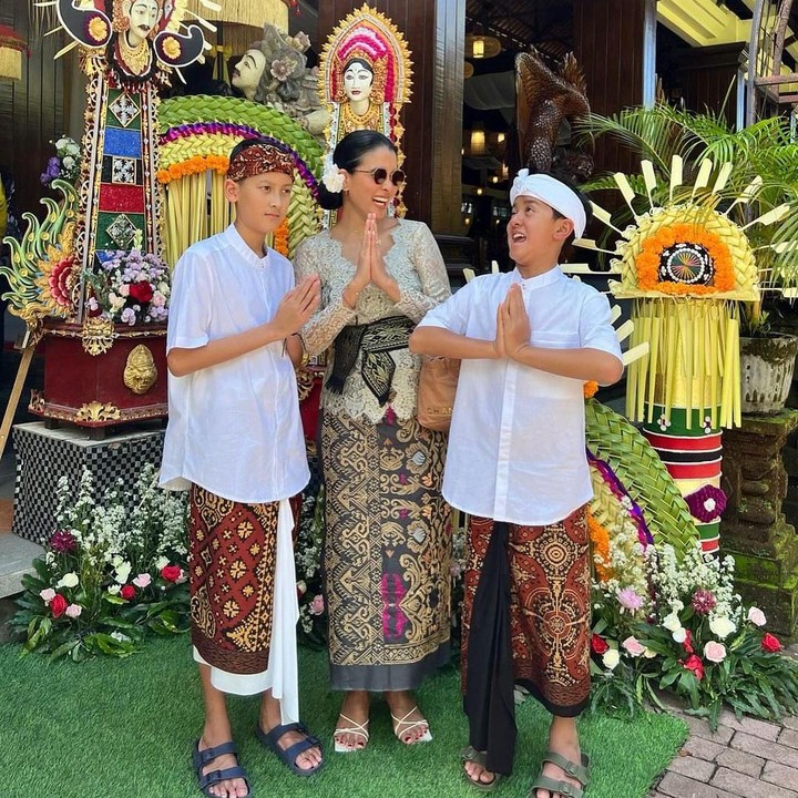 <p>Kedua anaknya kini sudah beranjak besar, Bunda. Marcella pun kerap membagikan momen kebersamaannya pada laman Instagram. (Foto: Instagram: @marcella.zalianty)</p>