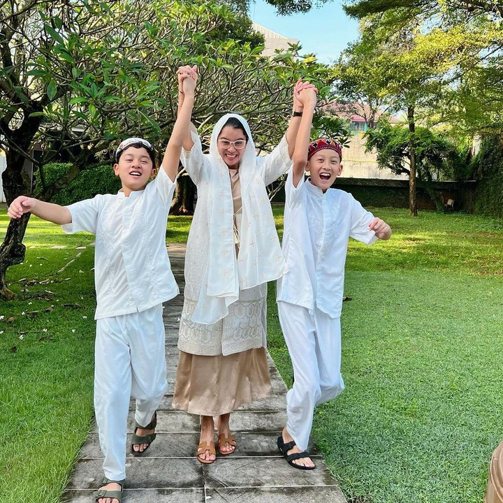 <p>Artis cantik Marcella Zalianty menikah dengan Ananda Mikola pada tahun 2010, Bunda. Dari pernikahan ini, keduanya pun dikaruniai dua orang putra. (Foto: Instagram: @marcella.zalianty)</p>