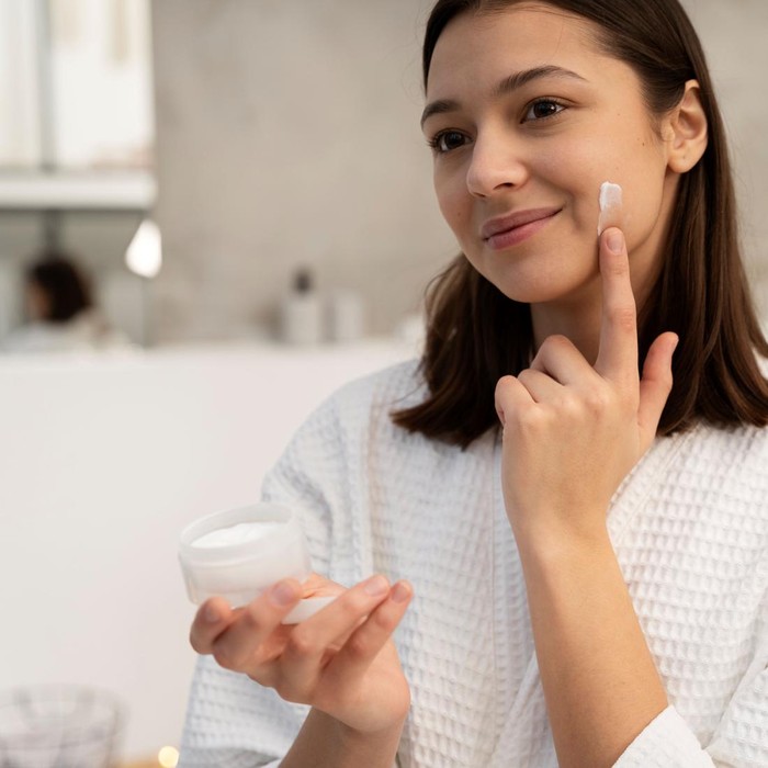 Memakai pelembap/ Foto: Freepik.com/freepik