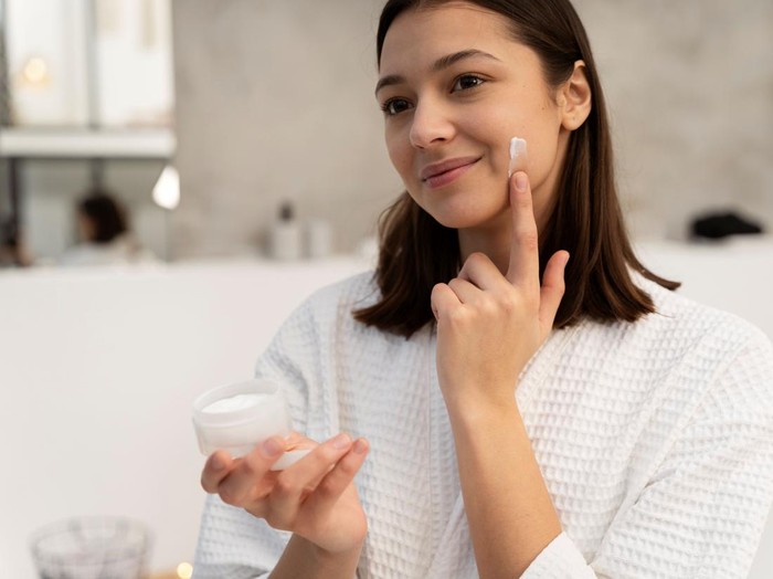 Memakai pelembap/ Foto: Freepik.com/freepik