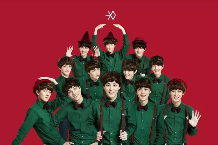 Miracle in December adalah winter album EXO yang dirilis pada 2013. Dalam album ini, ke-12 member tampil dengan konsep kembar. Mereka menggunakan baju hijau-merah, dasi pita, serta wig berponi yang membuat mereka tampak cute/Foto: Soompi