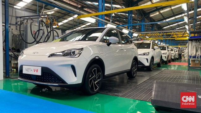 Rosan Iming-iming Insentif Produsen EV Makin Gede Saat TKDN Naik Rosan Roeslani, Menteri Menteri Investasi dan Hilirisasi, mengatakan insentif akan diberikan lebih besar untuk produsen mobil listrik yang melakukan TKDN.