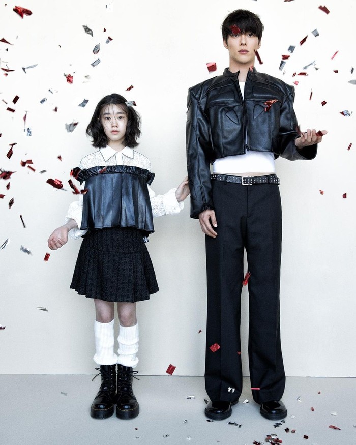 Pada (30/5) kemarin, Dazed Korea membagikan kedekatan Jang Ki Yong dan Park So Yi yang tampil serasi dalam balutan pakaian hitam putih untuk memancarkan pesona mahal yang turun temurun./ Foto: instagram.com/dazedkorea