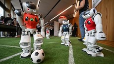 FOTO: Gocekan Maut Robot AI Meriahkan Pameran Teknologi di Swiss