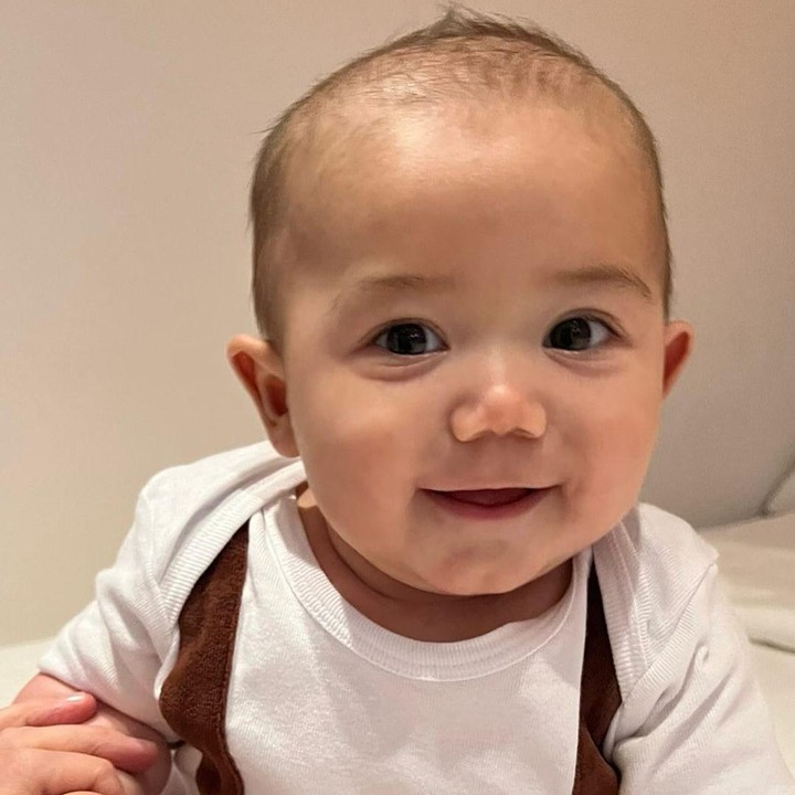 <p>Beberapa netizen menyebut paras Baby Johan mirip dengan sang ayah, Bunda. Ada yang menyebutnya Tengku Muhammad Faiz Petra versi kecil. "Baby Johan sangat mirip dengan ayahnya," tulis aku @my***. "Berapa miripnya Johan kecil dengan sang ayah," kata @an***. (Foto: Instagram @ljo_)</p>