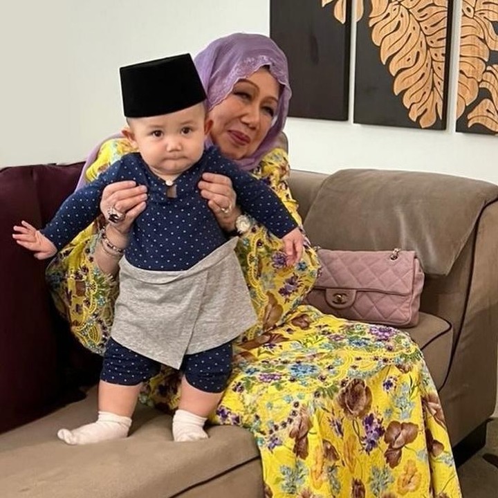 <p>Sofie juga pernah mengunggah foto anaknya bersama sang nenek, Tengku Anis Binti Tengku Abdul Hamid. Dalam foto ini, baby Johan terlihat sangat menggemaskan saat dipegang oleh neneknya. (Foto: Instagram @ljo_)</p>