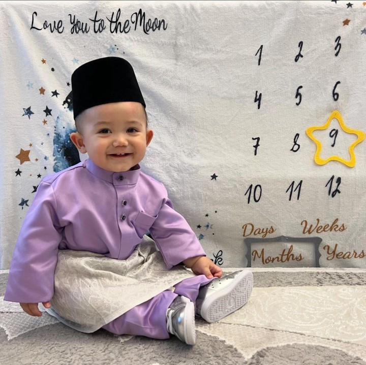 <p>Selain memuji ketampanan baby Johan, ada pula netizen yang mendoakan putra Tengku Muhammad Faiz Petra ini menjadi pewaris takhta Kelantan. Hal ini mengingat ayah Johan sudah tak lagi menjadi putra mahkota sejak awal Januari lalu. "Prince Johan bakal raja kelantan," ujar aun @ro***. "Raja masa depan Kelantan," tulis @fa***. (Foto: Instagram @ljo_)</p>