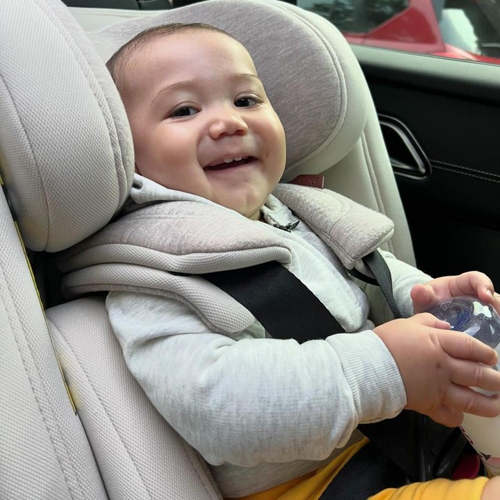 <p>Potret baby Johan sering dibagikan sang Bunda di akun Instagram. Belum lama ini, Sofie Louise Johansson mengunggah foto sang putra yang sedang duduk di dalam mobil sambil menunjukkan senyum manisnya. "May 2024 - Baby Johan dalam perjalanan ke sekolah Musik," tulis perempuan asal Swedia ini. (Foto: Instagram @ljo_)</p>