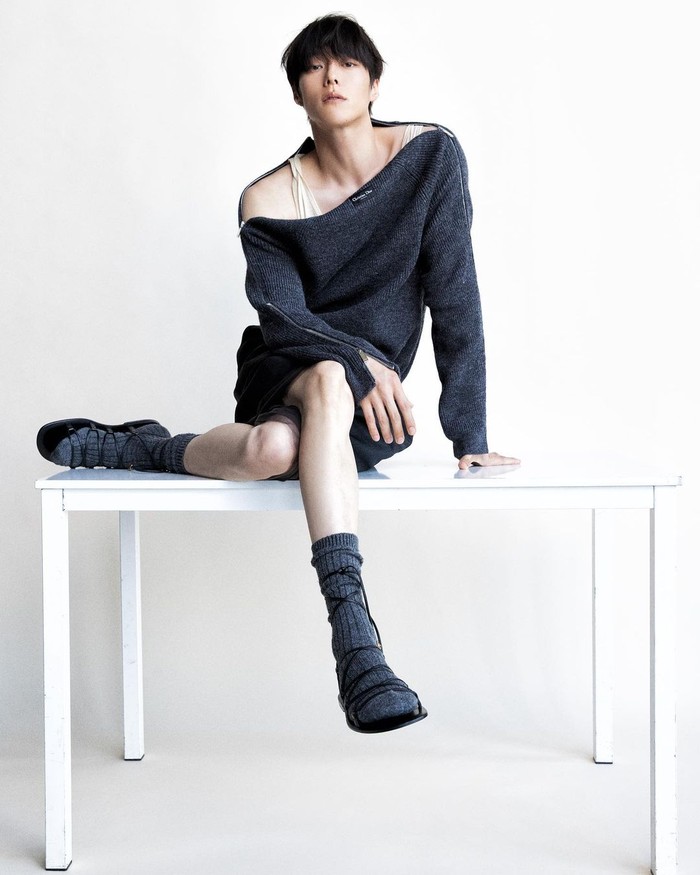 Pertama kalinya berperan sebagai ayah, Jang Ki Yong menantang diri dalam peran Bok Gwi Ju yang memiliki kekuatan khusus berupa menjelajahi kenangan bahagia di masa lalu tanpa bisa mengubahnya./ Foto: instagram.com/dazedkorea
