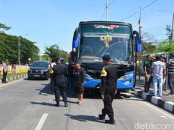 Polisi Pulangkan 7 Bus Suporter Persib dari Suramadu, Dikawal hingga Tol