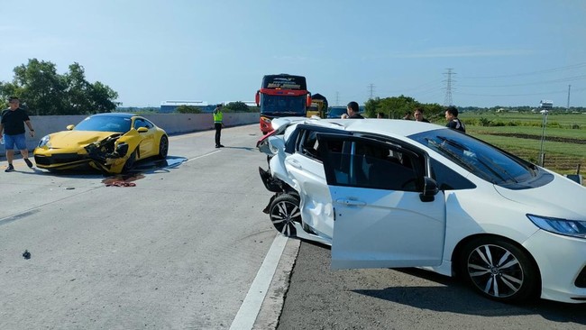 Mobil porsche nopol S-79 menabrak dari belakang sebuah mobil jazz nan melaju di lajur kiri tol Kertosono-Caruban, Jatim. Dua orang di dalam jazz terluka.