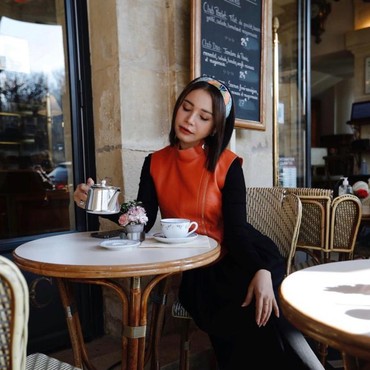 Foto 'Mesra' Ariel NOAH dan Rossa di Sofa yang Bikin Heboh