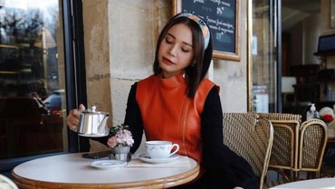 img-title Foto 'Mesra' Ariel NOAH dan Rossa di Sofa yang Bikin Heboh