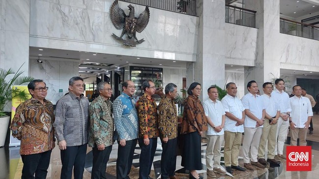 Menteri Keuangan Sri Mulyani menerima kunjungan tim transisi Prabowo Subianto di Gedung Kementerian Keuangan pada Jumat (31/5) pagi ini.