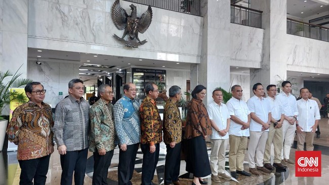 Menkeu Sri Mulyani menyebut pertemuannya dengan Tim Transisi Prabowo-Gibran Jumat (31/5) ini membahas RAPBN untuk Prabowo.