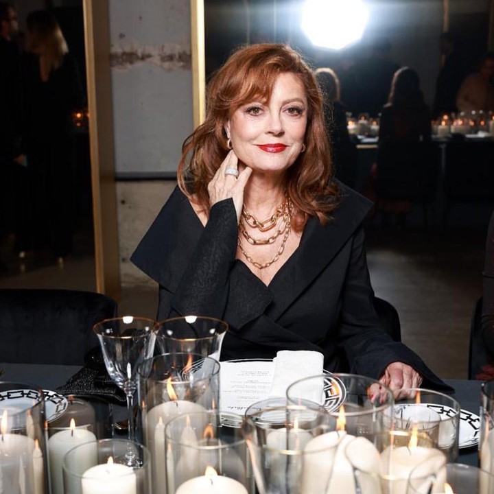 <p>Susan Abigail Sarandon adalah salah satu aktor Amerika yang ikut menyuarakan keadilan untuk rakyat Palestina. Hal tersebut diketahui langsung dari poster dengan <em>#AllEyesOnRafah</em> yang diunggah langsung oleh Susan di akun Instagram pribadinya. (Foto: Instagram@susansarandon)</p>