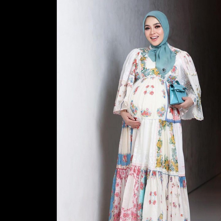 <p>Syahrini mengumumkan kabar kehamilannya saat sudah masuk trimester ketiga atau usia kandungan tujuh bulan. Perempuan 43 tahun ini sempat merahasiakan kehamilannya ke publik. (Foto: Instagram @princessyahrini)</p>