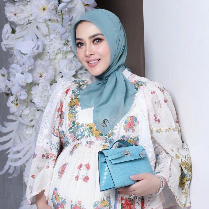 <p>Penyanyi Syahrini mengumumkan kabar kehamilan pertamanya saat usia kandungan sudah tujuh bulan. Pelantun lagu Sesuatu ini mengunggah foto baby bump kehamilannya ke publik untuk membagikan kabar bahagia ini. Pada 1 Agustus 2024 atau bertepatan dengan hari ulang tahunnya ke-44, Syahrini melahirkan bayi perempuan di Singapura. Hingga kini, wajah dan nama bayinya masih dirahasiakan dari publik, Bunda. (Foto: Instagram @princessyahrini)</p>
