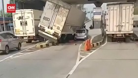 VIDEO: Truk Tabrak Loket Tol Karawang Barat 2, Supir Mengaku Rem Blong