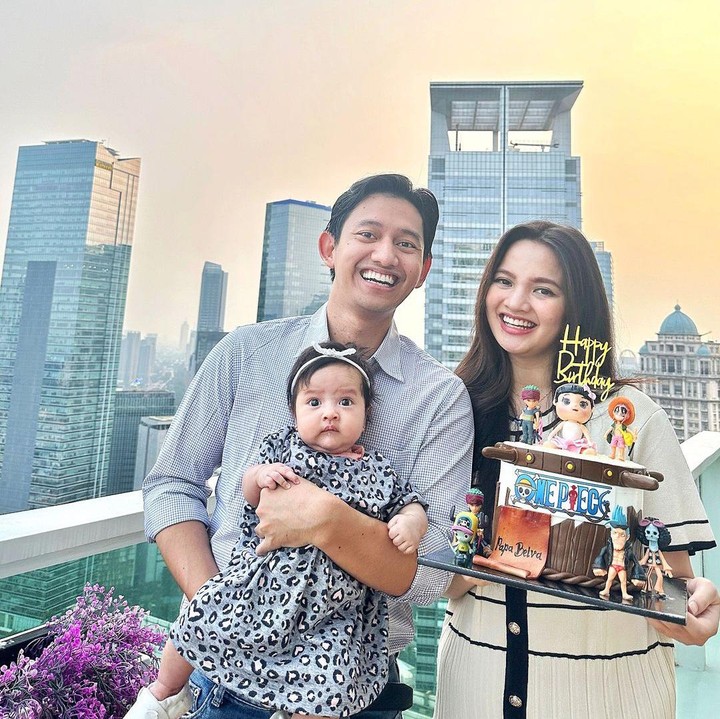 <p>"<em>Happy birthday</em> Mas @belvadevara.<em> First birthday as a dad. We love you</em>!" tulis Sabrina seraya menyisipkan emotikon hati. (Foto: Instagram: @sabrinaanggraini)</p>
