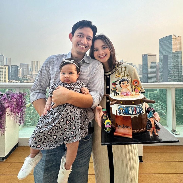 <p>Melihat dari instragram Sabrina, Belva terlihat bahagia merayakan ulang tahun dengan kue besar bertema anime One Piece. Ia juga selalu menggendong sang putri, nih. (Foto: Instagram: @sabrinaanggraini)</p>