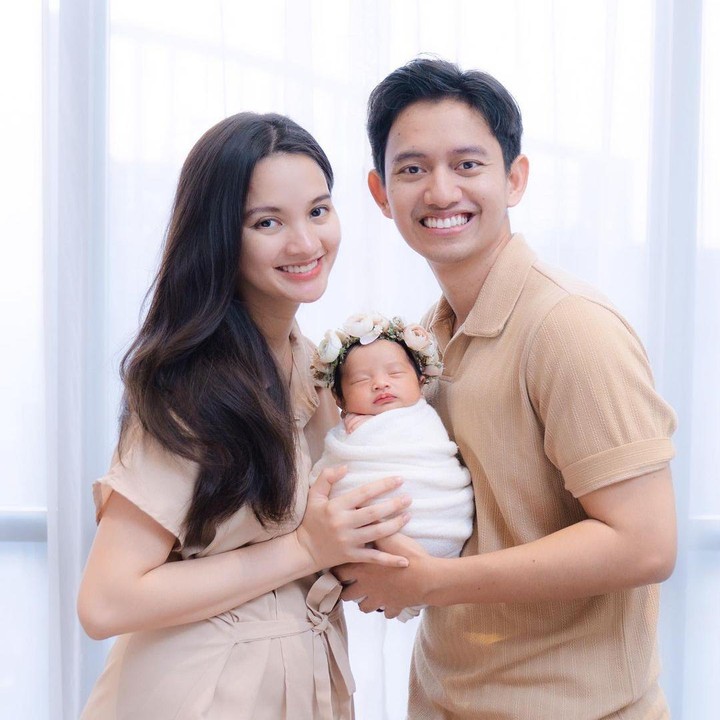 <p>Belva Devara dan Sabrina Anggraini tengah menikmati perannya sebagai orang tua, Bunda. Keduanya kerap mengunggah momen kebersamaan bersama sang putri, Launa A.S Devara. (Foto: Instagram: @sabrinaanggraini)</p>