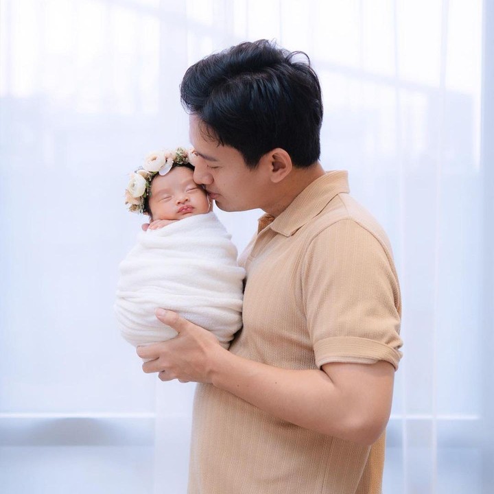 <p>Belum lama ini, Belva sendiri baru saja merayakan ulang tahunnya yang ke-34. Bersama sang istri dan anaknya, Belva merayakan ulang tahun pertamanya sebagai seorang Ayah. (Foto: Instagram: @sabrinaanggraini)</p>