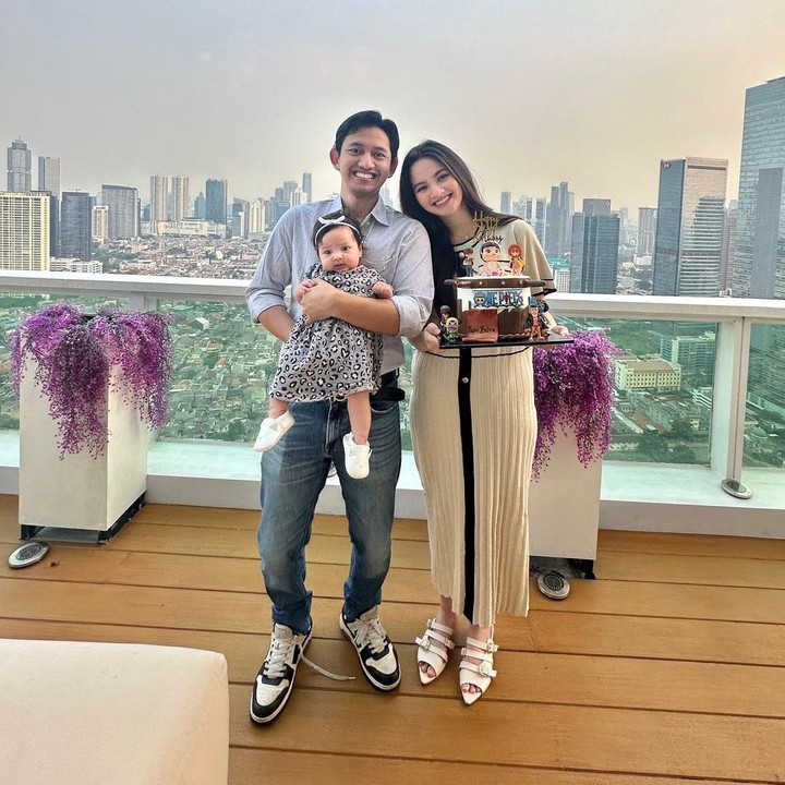 <p>"Ya Allah kok cantik banget Launa. Wes besar," ujar seorang netizen. "Tembem banget putri kecil yang cantik jelita," papar netizen lainnya. (oto: Instagram: @sabrinaanggraini)</p>