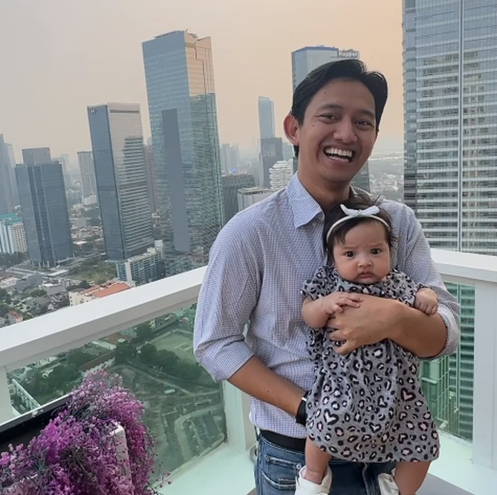 <p>Dalam momen ini, sosok Launa pun menarik perhatian netizen, Bunda. Dalam foto yang diunggah sang Bunda, ia terlihat memesona mengenakan dress motif leopard serta bando dan sepatu warna putih.  (Foto: Instagram: @sabrinaanggraini)</p>