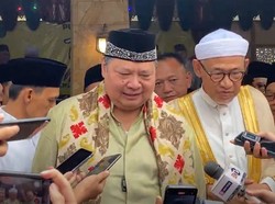 Airlangga Hartarto Tunaikan Salat Idul Adha di Masjid Ainul Hikmah