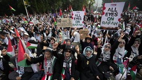 FOTO: Aksi All Eyes on Rafah di Depan Kedubes AS Jakarta