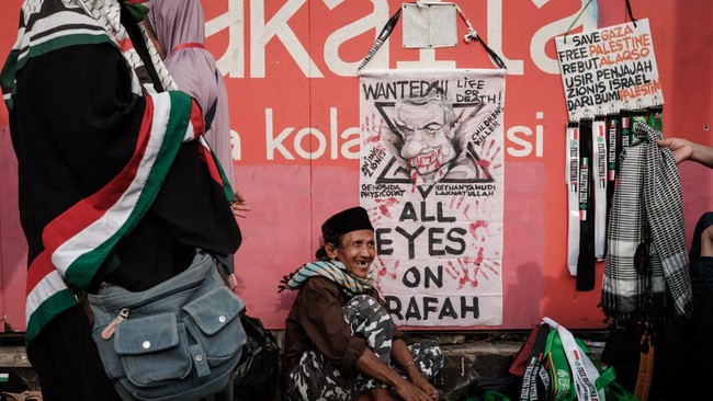 FOTO: Aksi All Eyes on Rafah di Depan Kedubes AS Jakarta