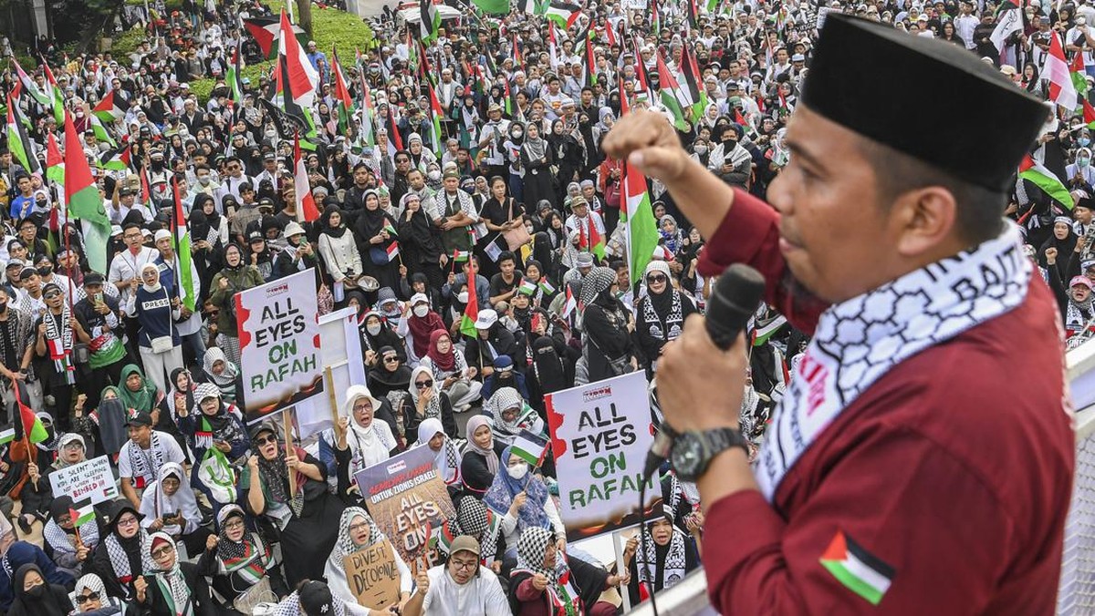 FOTO: Aksi All Eyes on Rafah di Depan Kedubes AS Jakarta
