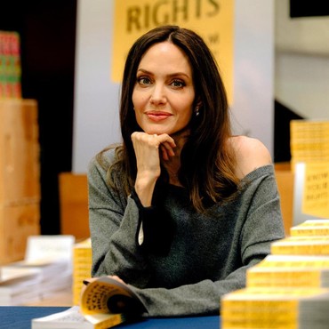 Angelina Jolie Bongkar Brad Pitt Lakukan KDRT Sebelum Insiden Pesawat