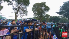 Setia Tunggu Arak-arakan Persib, Bobotoh Hujan-hujanan di Gedung Sate