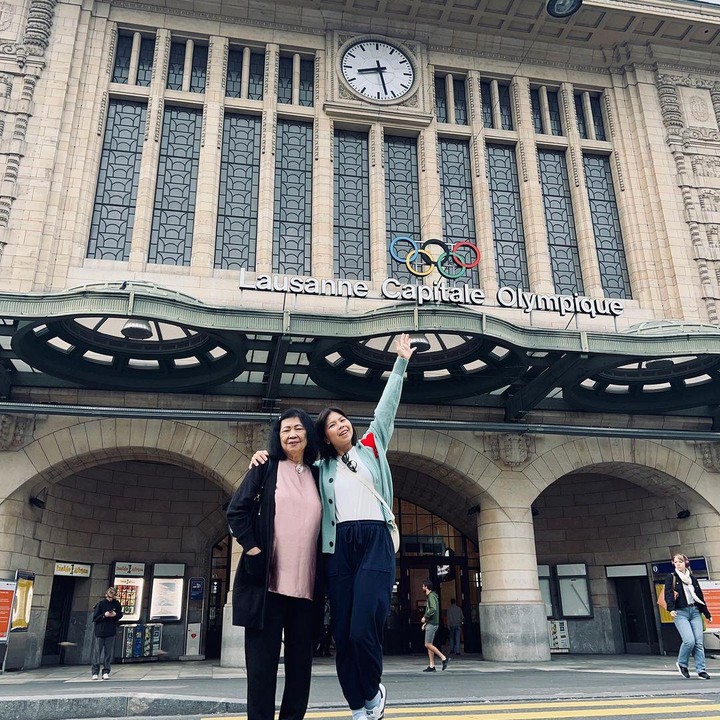 <p>Momen tersebut tentu bukan pertama kalinya untuk Greysia dan ibunda. Ia juga pernah mengabadikan kedekatannya bersama Sang Bunda saat mengunjungi Lausanne Capitale Olympique di Swiss. (Foto: Instagram@greyspolii)</p>