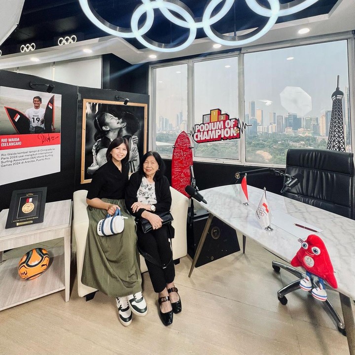 <p>Belum lama ini, mantan pemain bulu tangkis itu terlihat mengajak sang Bunda ke Komite Olimpiade Indonesia. Hal tersebut diketahui dari momen yang dibagikan oleh Greysia melalui akun Instagram pribadinya. (Foto: Instagram@greyspolii)</p>