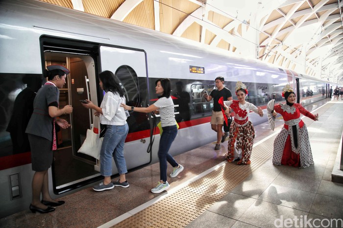 KCIC bekerjasama dengan Sanggar Gantari Gita Khatulistiwa menggelar pertunjukan seni tari di dalam Kereta Cepat Whoosh. Hal ini juga dalam rangka memeriahkan Hari Pancasila.