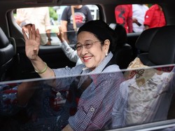 Didampingi Hasto-Menteri PPPA, Megawati Sapa Kader PDIP dan Masyarakat Ende