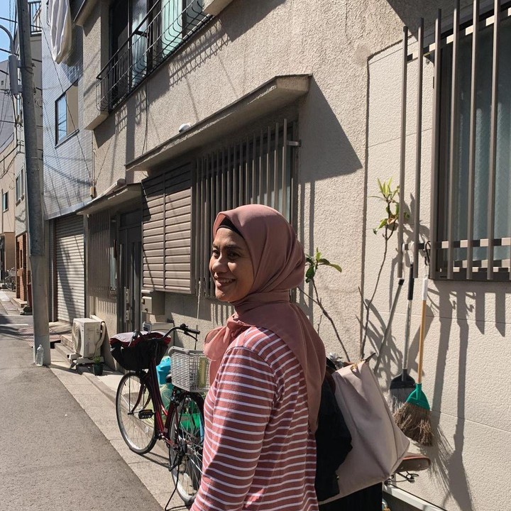 <p>Tak disangka, ternyata di usianya yang terbilang masih muda ini, Nadin berhasil membawa Ibunda untuk berkunjung ke Jepang. "Maka, di umur 23 tahunku kemarin, rencana itu terwujud, atas seizin dan dipermudah Allah SWT," ungkap Nadin. (Foto: Instagram@cakecaine)</p>